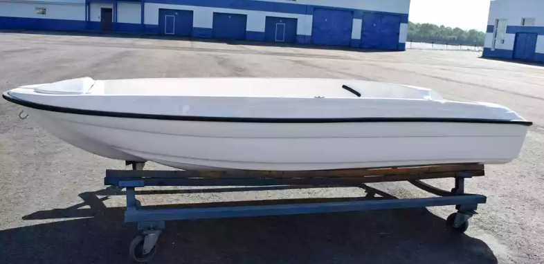 Стеклопластиковая лодка Пингвин (тримаран) в Камышине