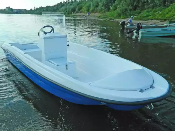 Стеклопластиковая лодка Пингвин с консолью (тримаран) в Камышине