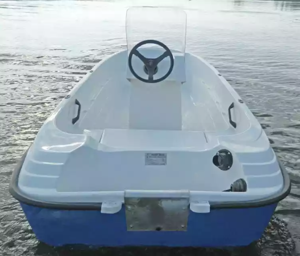 Стеклопластиковая лодка Пингвин с консолью (тримаран) в Камышине