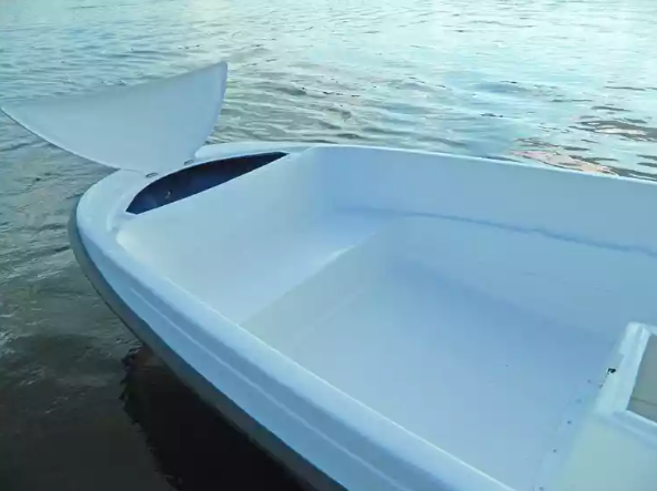 Стеклопластиковая лодка Пингвин с консолью (тримаран) в Камышине
