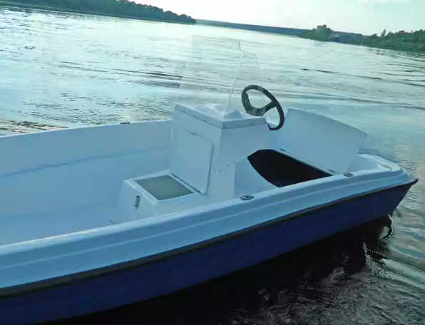 Стеклопластиковая лодка Пингвин с консолью (тримаран) в Камышине