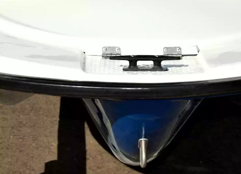 Стеклопластиковая лодка Пингвин с консолью (тримаран) в Камышине