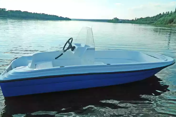 Стеклопластиковая лодка Пингвин с консолью (тримаран) в Камышине