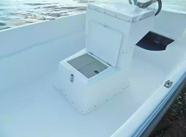 Стеклопластиковая лодка Пингвин с консолью (тримаран) в Камышине