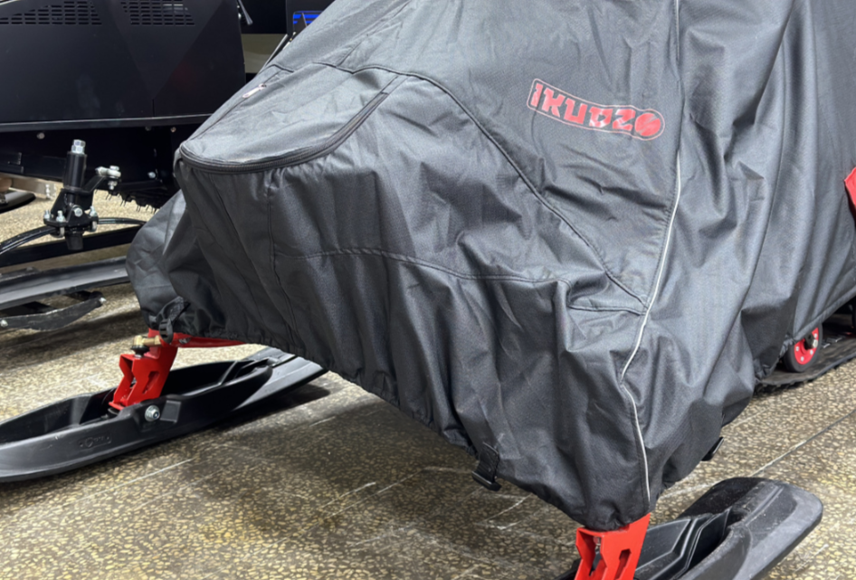 Чехол транспорт. снегохода IKUDZO HUNTER черно-красный Оксфорд ПРЕМИУМ качества с лого IKUDZO в Камышине